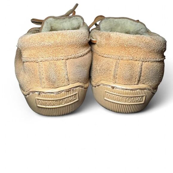 Minnetonka Women’s Sheepskin Lined Moccasin Slippers Size 7 Tan Suede Indoor Out - Picture 5 of 7